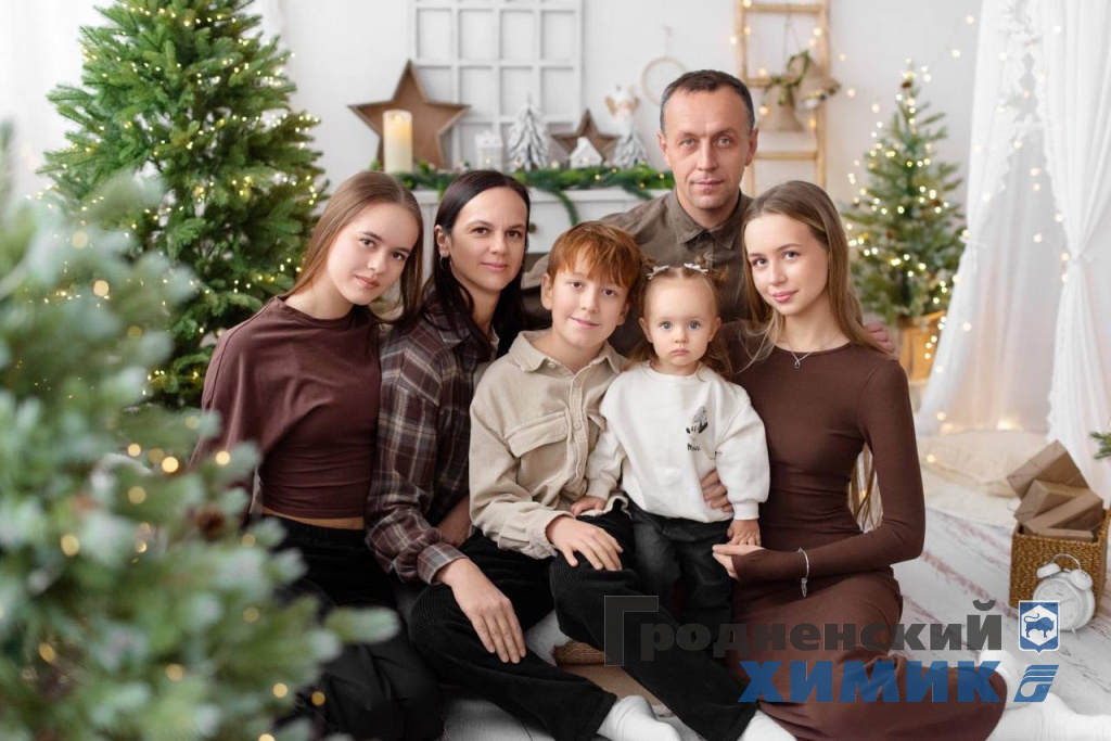 Алексей Бурлаков и семья - семейное фото_фотозона.jpeg Алексей Бурлаков и семья - семейное фото_фотозона.jpeg